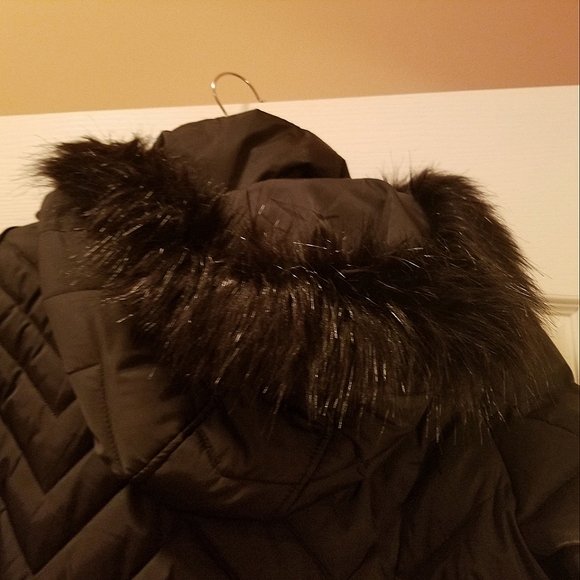 Kenneth Cole Reaction Women's Faux Fur Trim Hooded Puffer Coat Size Medium - Picture 3 of 6